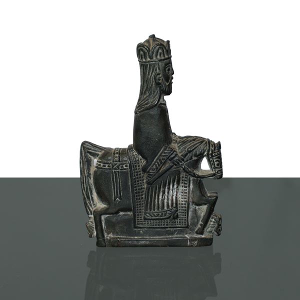 Re  a cavallo, sigillo medievale in ossidiana scolpito