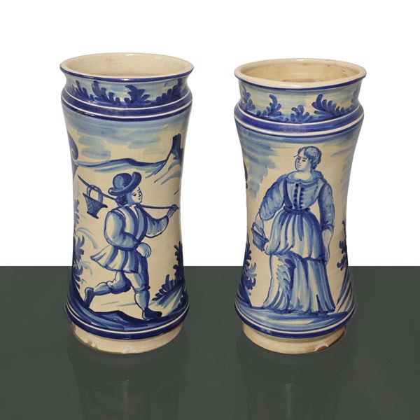 Coppia di albarelli da farmacia in maiolica dipinta,