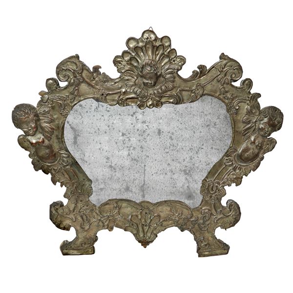 Cartagloria in metallo sbalzato, con specchio al mercurio
