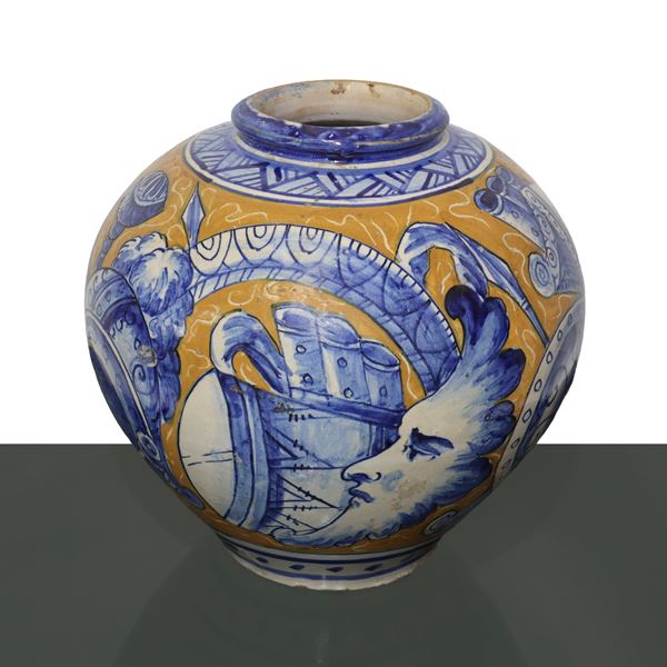 Boccia in maiolica decorata a trofei