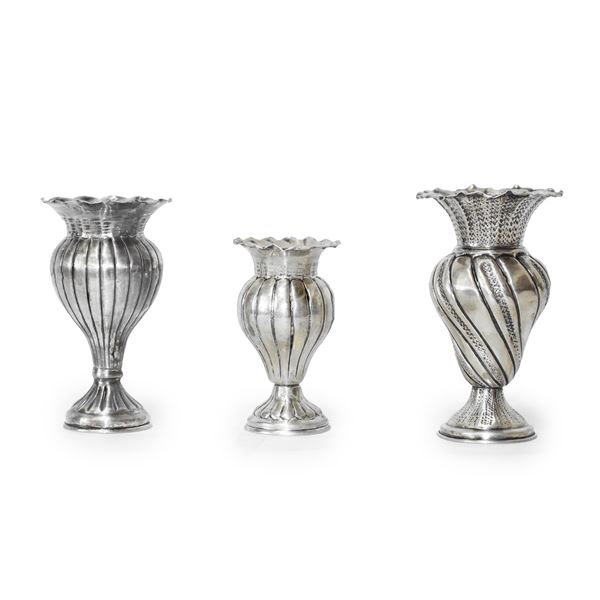 3 silver vases of different sizes, embossed and chiselled.