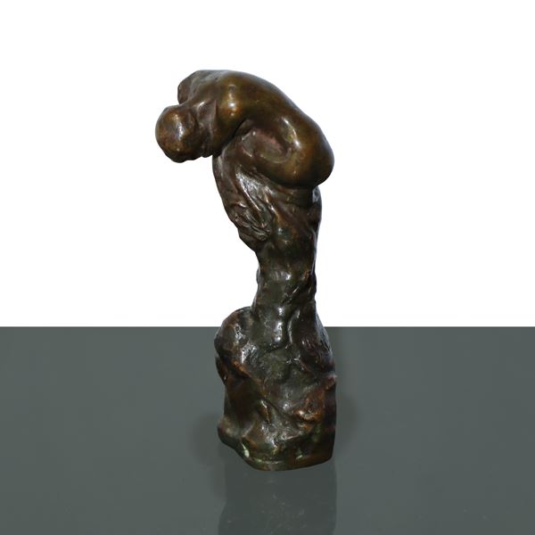 Sculpture-seal Nude of a modest woman prone on herself