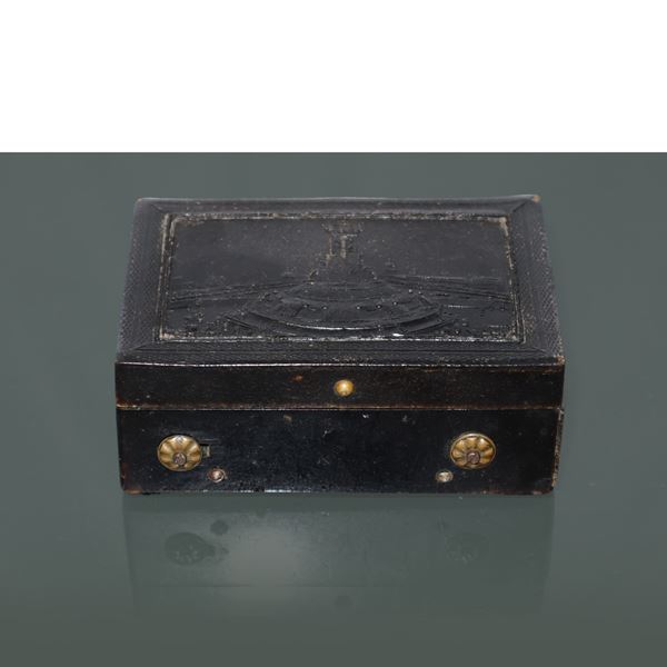 Brown horn snuffbox with two-motif music box
