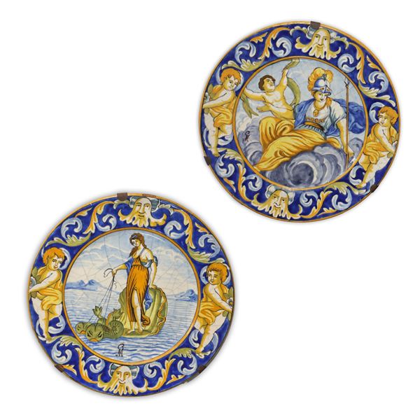 Michele  Giustiniani - Coppia di piatti dipinti a raffaellesche e con scene mitologiche centrali. 