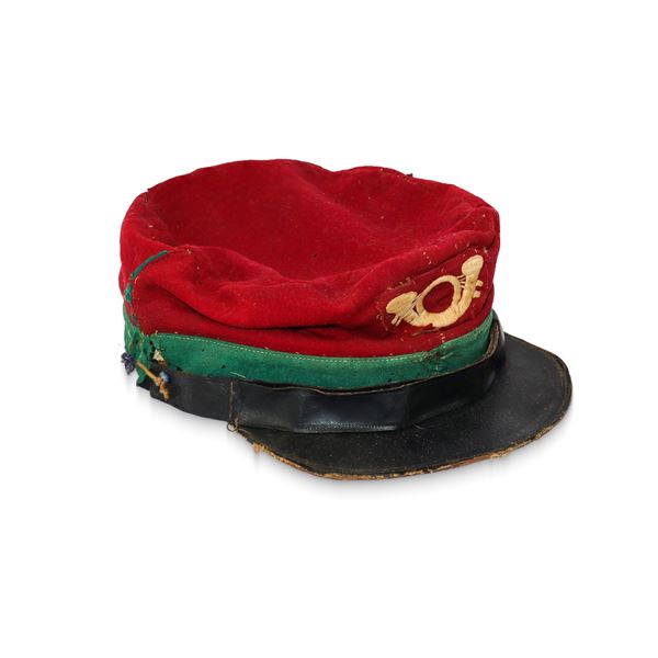 Berretto originale di soldato garibaldino in panno rosso verde e visiera in cuoio