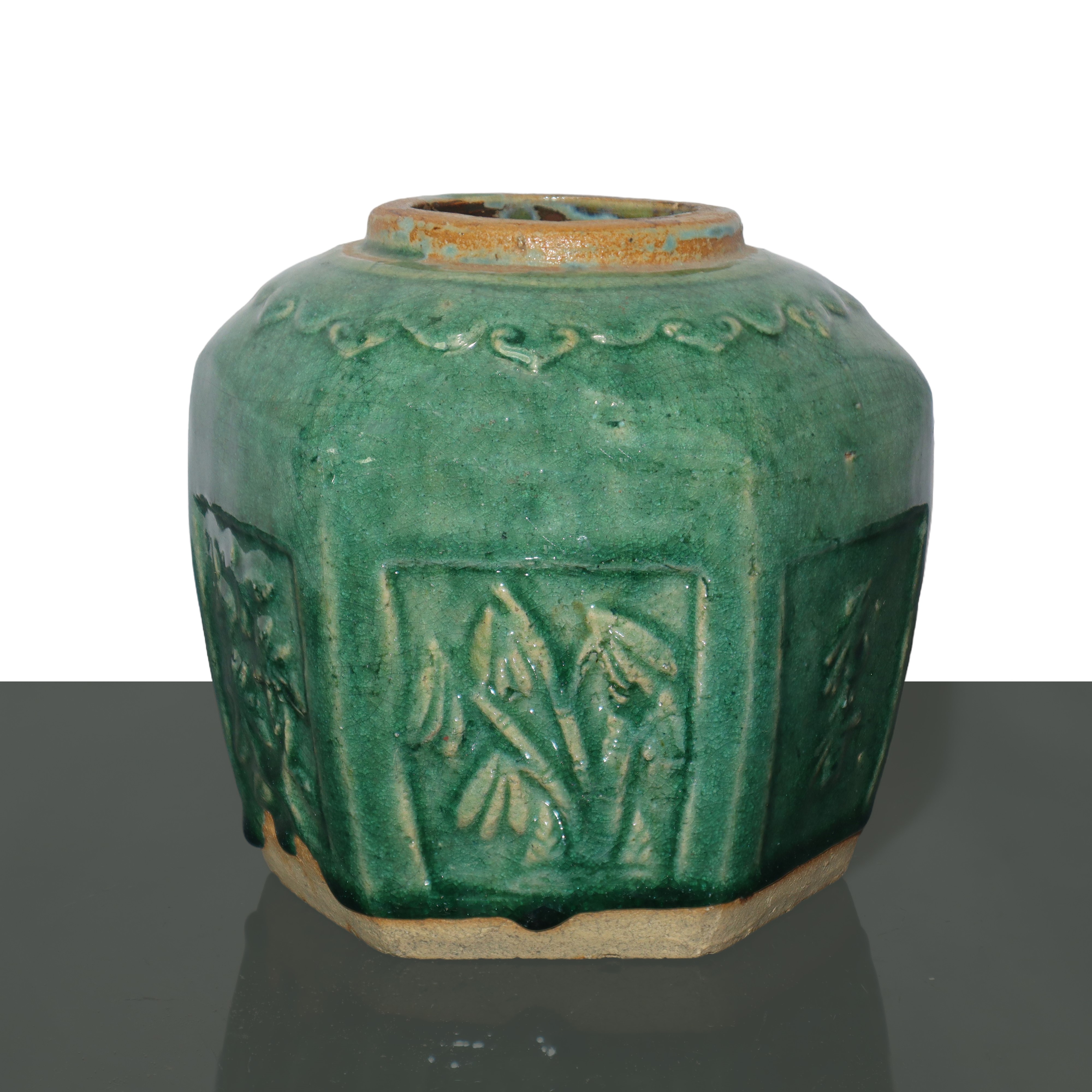 Vaso esagonale in porcellana invetriato nei toni del verde con motivi floreali