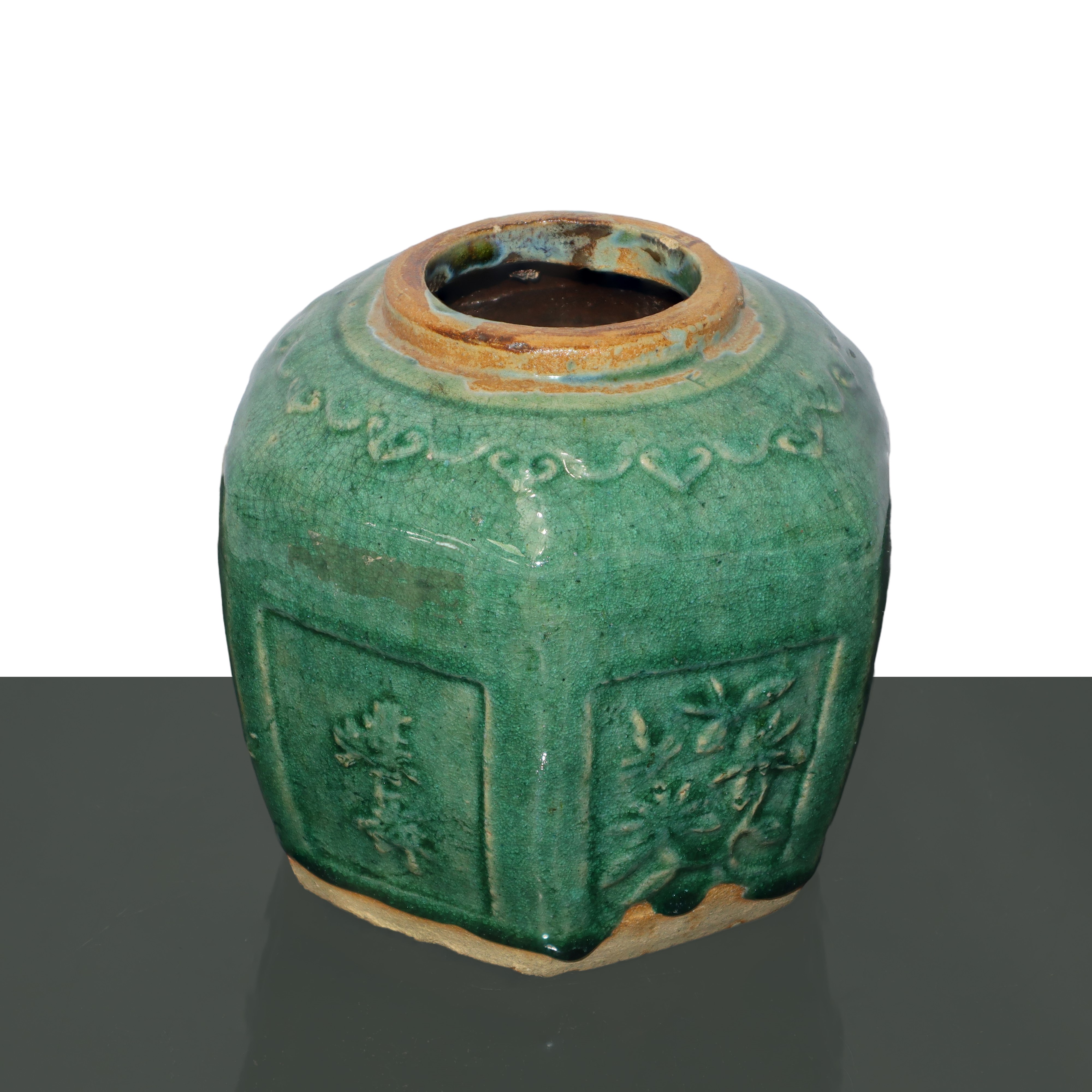 Vaso esagonale in porcellana invetriato nei toni del verde con motivi floreali