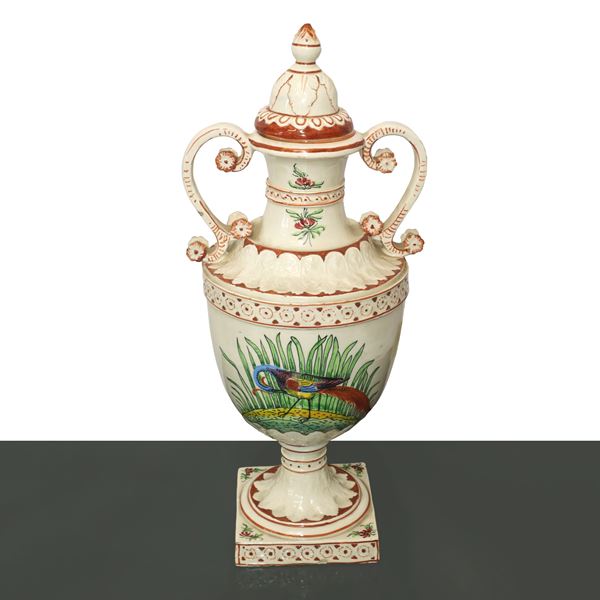 Potiche in ceramica veneta decorata a motivi settecenteschi e dipinta con Uccello del paradiso su ambo i lati