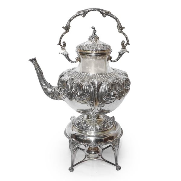 Samovar in argento, sbalzato a larghe foglie nei motivi del barocco