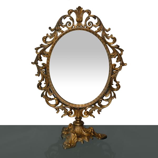 Oval mirror in golden metal