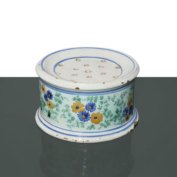 Majolica planter with heel decoration