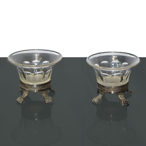 Pair of Impero salt shakers, in cut crystal and silver. Decoration with palmettes and lion's paws