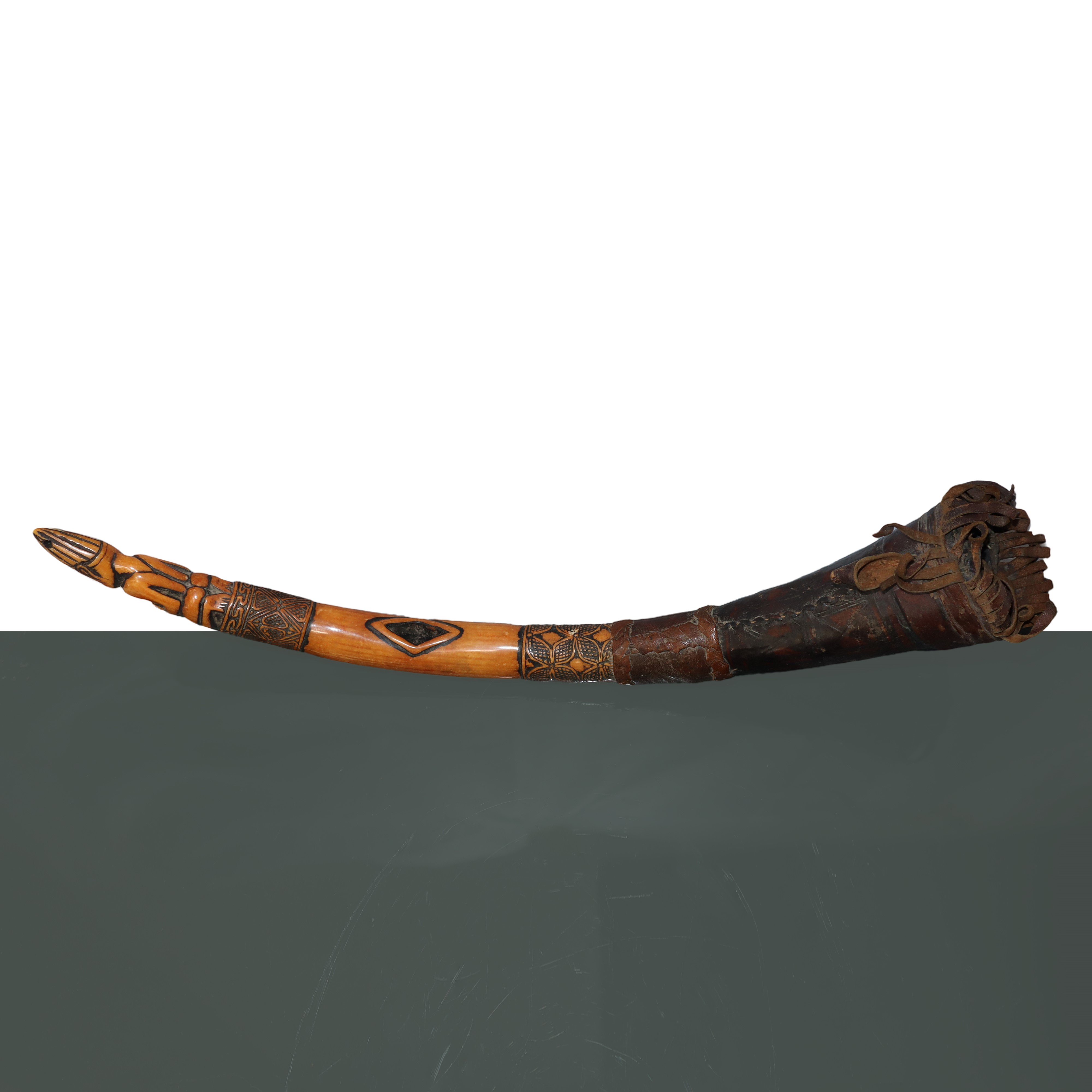 Corno Tribale da Caccia, Composto da Zanna di Facocero Scolpita