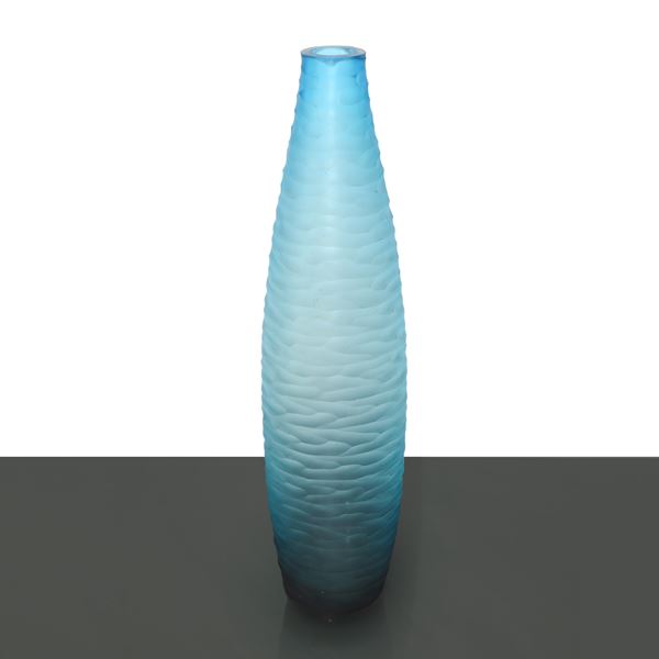 Vaso oblugo in vetro azzurro opaco nello stile Carlo Scarpa