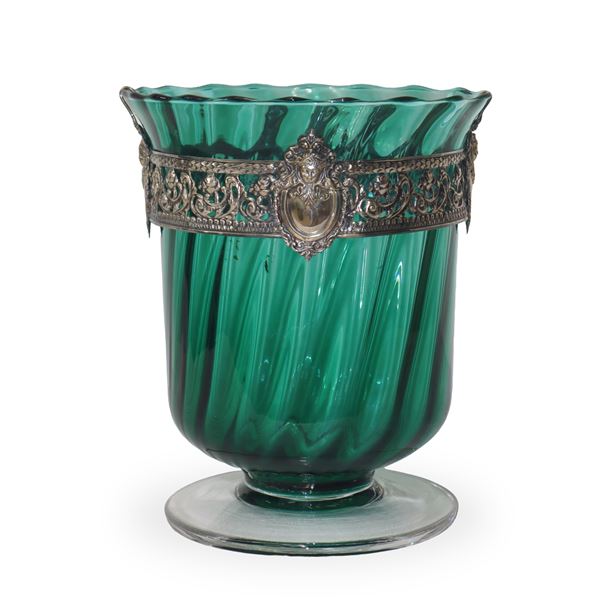 Vaso in vetro verde con ringhierina a motivi floreali e con volti di putti