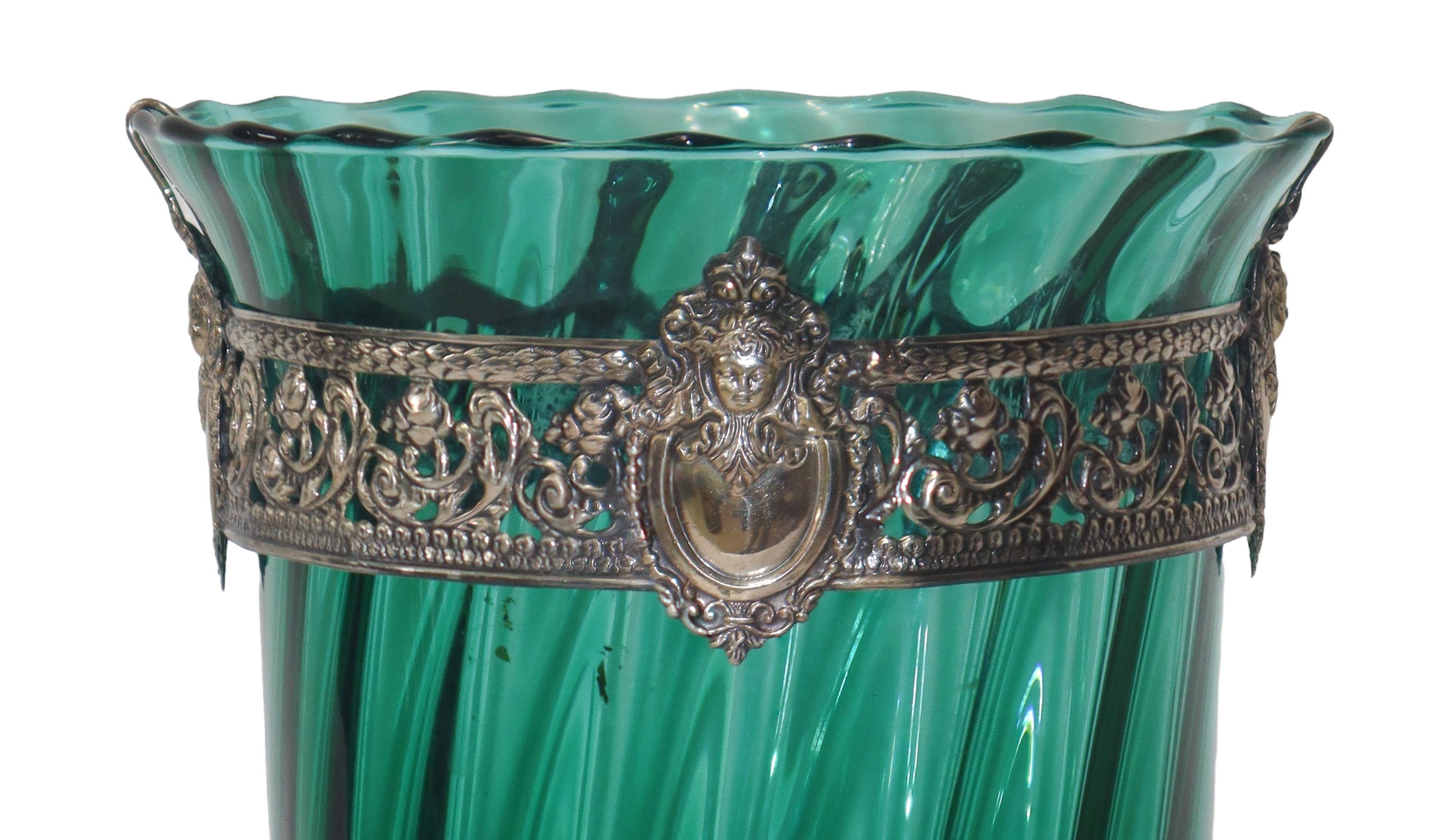 Vaso in Vetro Verde con Ringhierina a Motivi Floreali e con Volti di Putti
