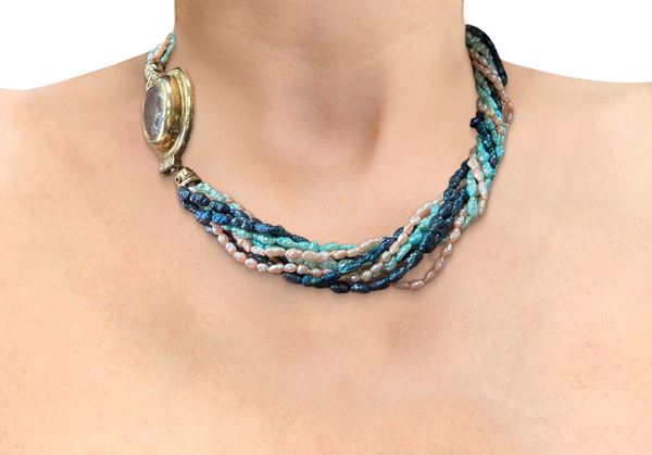 Collana giro collo di 9 fili perle di fiume a tre colori, susta dorata con cristallo e strass