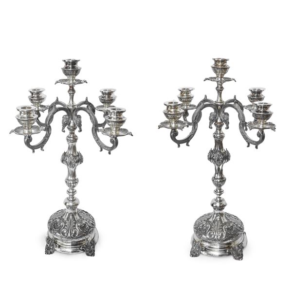 Coppia di importanti candelabri in argento