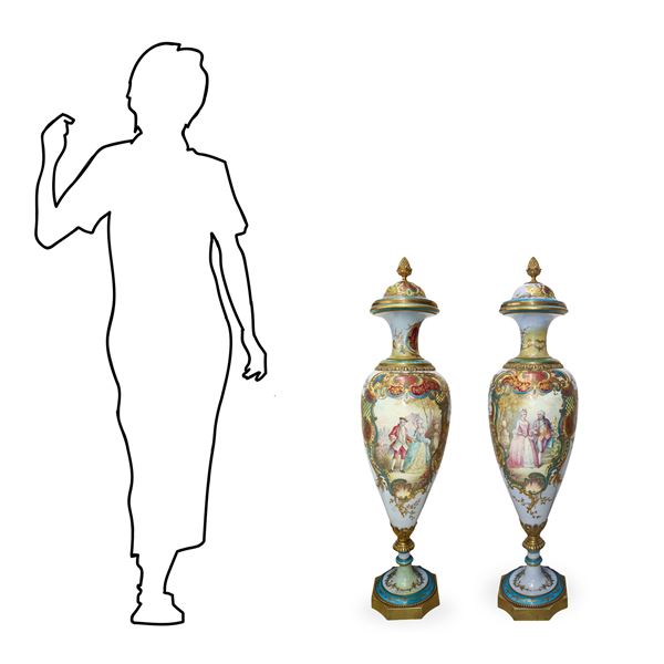 Sevres- Vincennes - Coppia di vasi in porcellana Vecchia Francia con coperchio, decori in dorato e immagini di scene di corte su fondo azzurro
