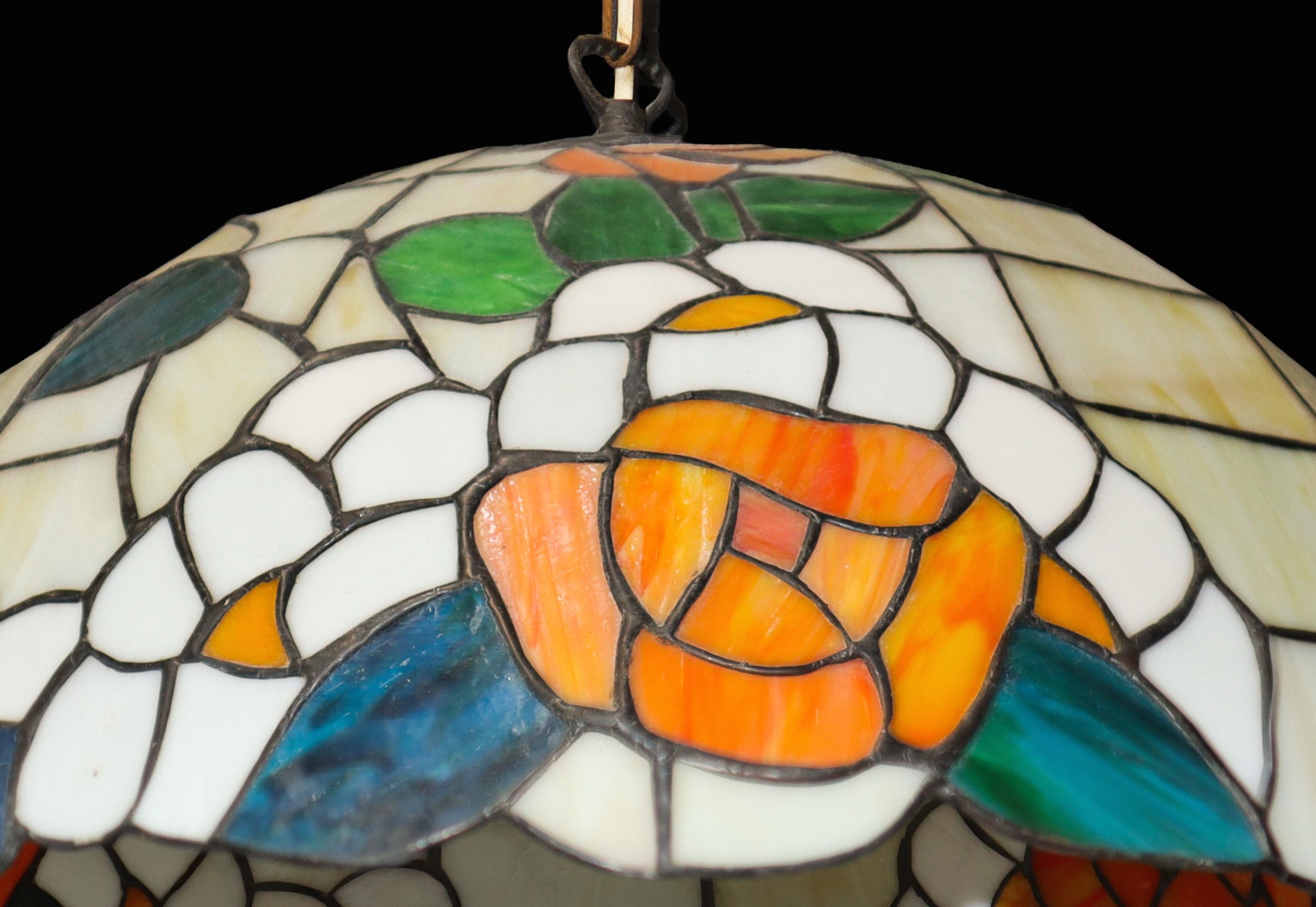 Lampadario con vetri piombati e con decori floreali