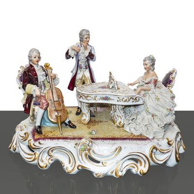 Composizione di Pianista, Violoncellista e Flautista in Abiti Eleganti