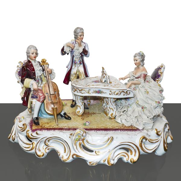 Capodimonte - Composizione di pianista, violoncellista e flautista in abiti eleganti