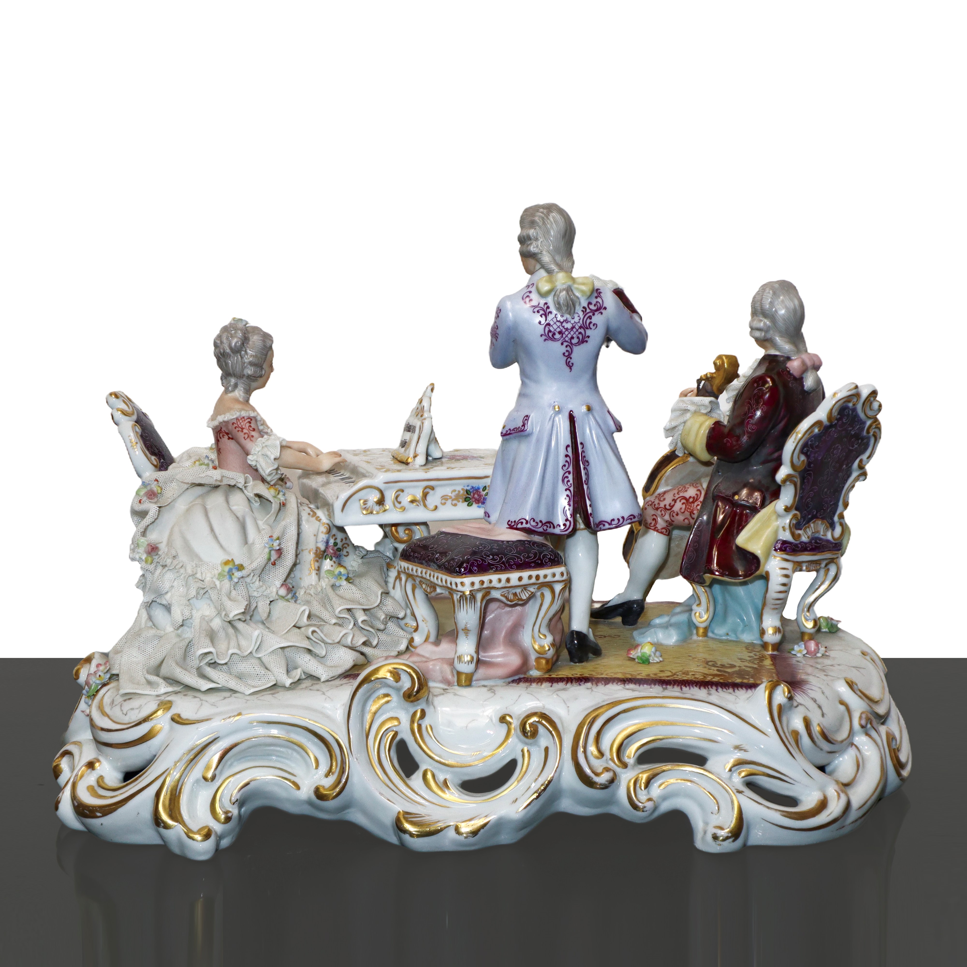 Capodimonte - Composizione di musicisti in abiti eleganti
