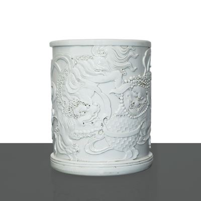 Portapennelli Scolpito con Raffigurazioni di Leoni e Fiori