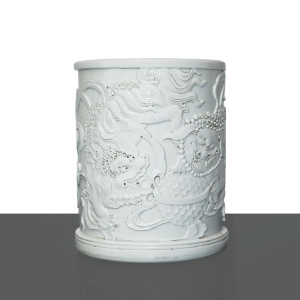 Brush holder carved with depictions of lions and flowers