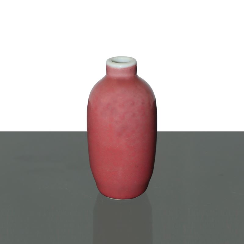 Piccolo Vaso Portatabacco Dinastia Qing in Porcellana Smaltato Rosso