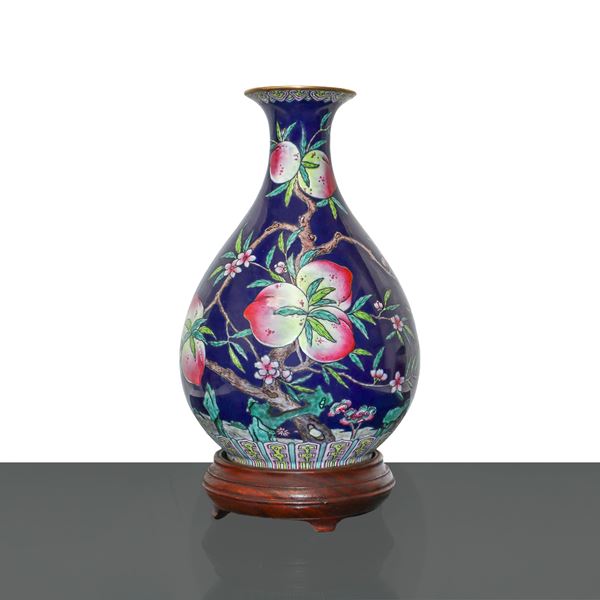 Vaso in porcellana smaltato blu, con decorazioni vegetali. Dinastia Qing