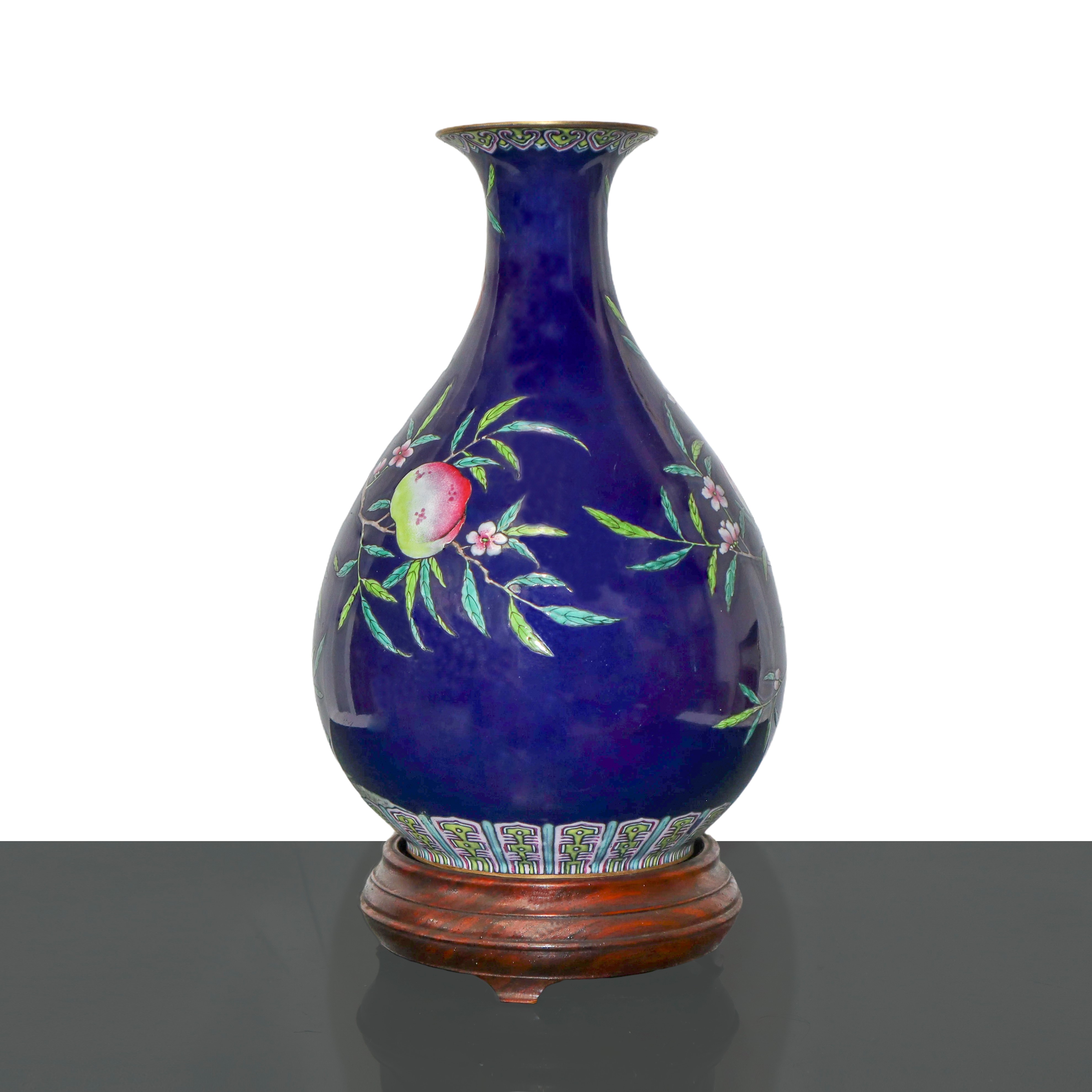 Vaso in Porcellana Smaltato Blu, con Decorazioni Vegetali. Dinastia Qing