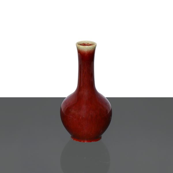 Vaso in porcellana smalato rosso della Dinastia Qing