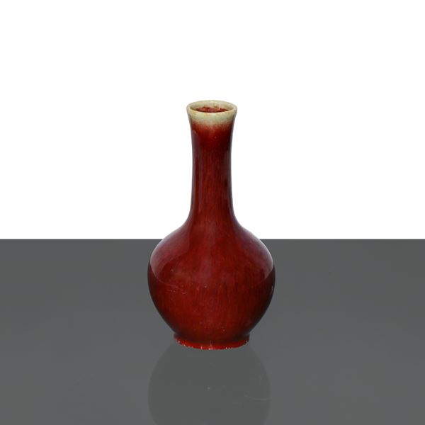 Vaso in porcellana smalato rosso della Dinastia Qing