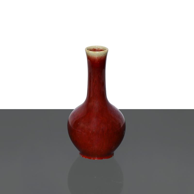 Vaso in Porcellana Smalato Rosso della Dinastia Qing