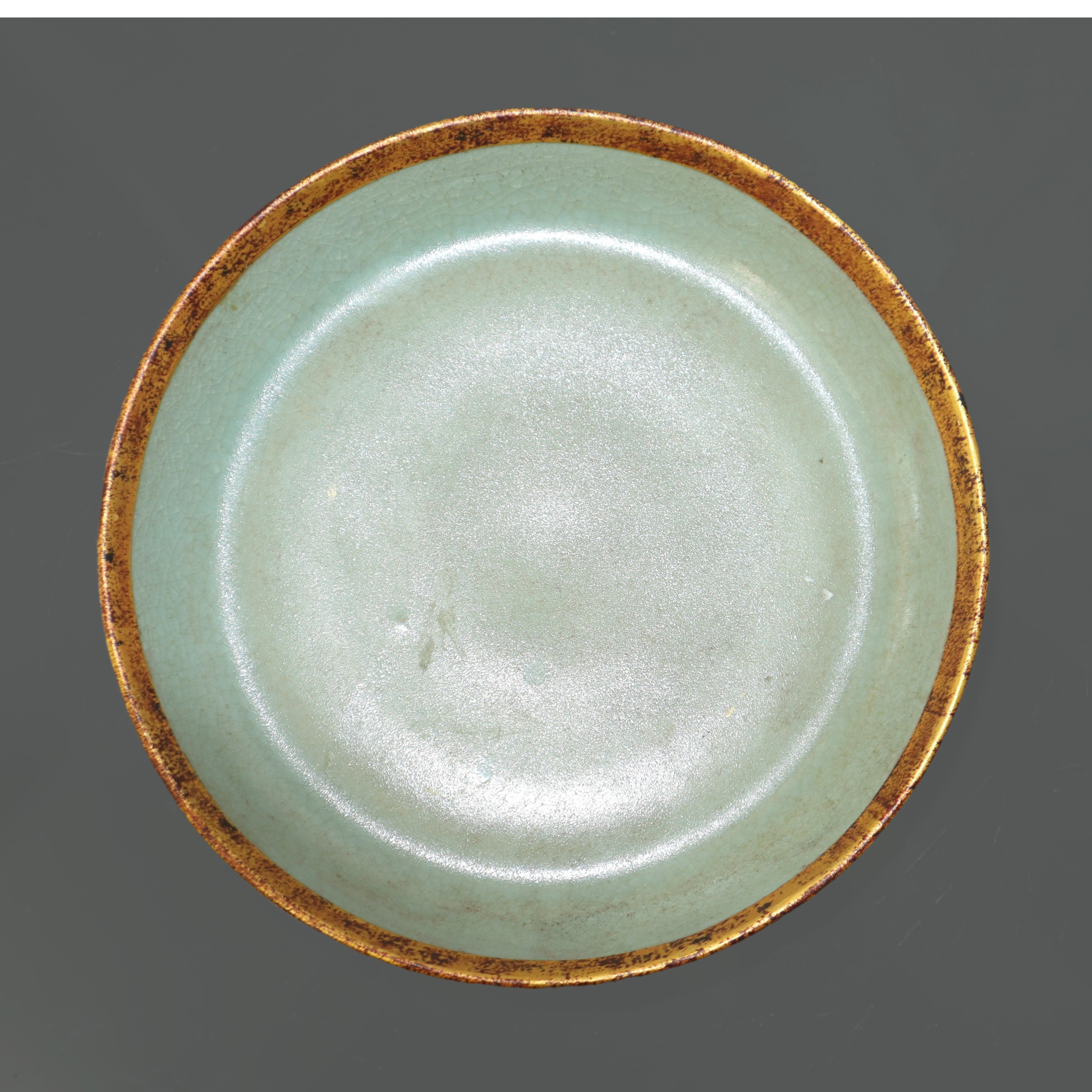 Antico Piatto in Porcellana Incrinata Verde con Bordo Oro