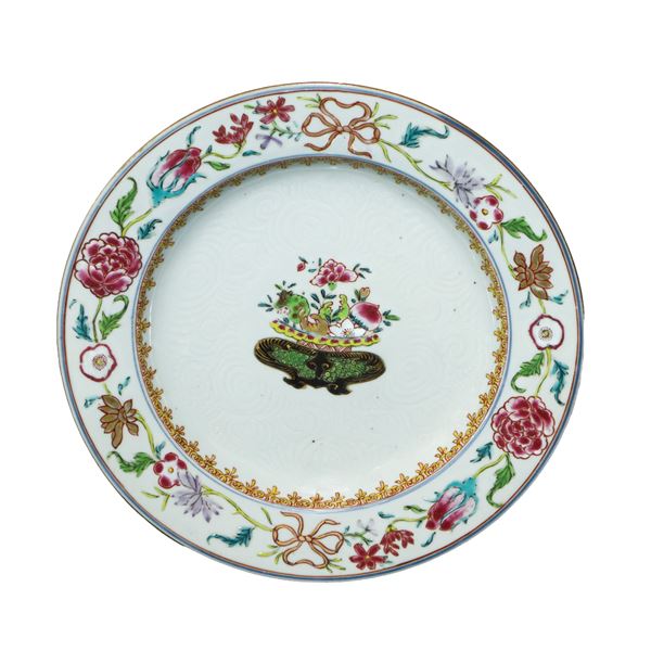 Porcelain plate with floral decorations from the Rosa family