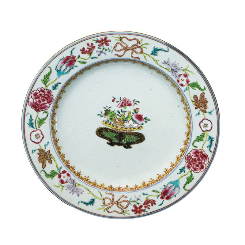 Piatto in Porcellana con Decori Floreali della Famiglia Rosa