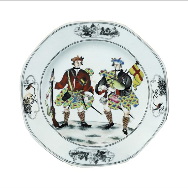 Piatto in porcellana con raffigurazione di due scozzesi