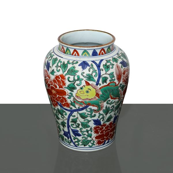 Vaso in ceramica Wocai con motivi floreali e animali mitologici