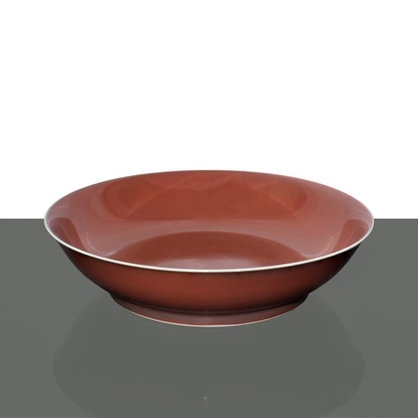 Piatto in ceramica cinese smaltato rosso, appartenente alla dinastia Qing