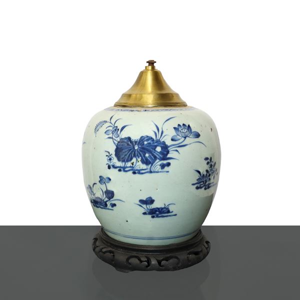 Chinese porcelain vase from the Qing Dynasty, Emperor Qianlong