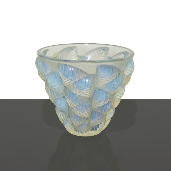 Ren&#232;  Lalique - Vaso in vetro opalescente modello  “Moissac” 