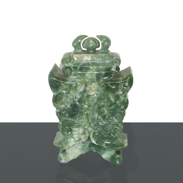Nephrite jade vase with lid
