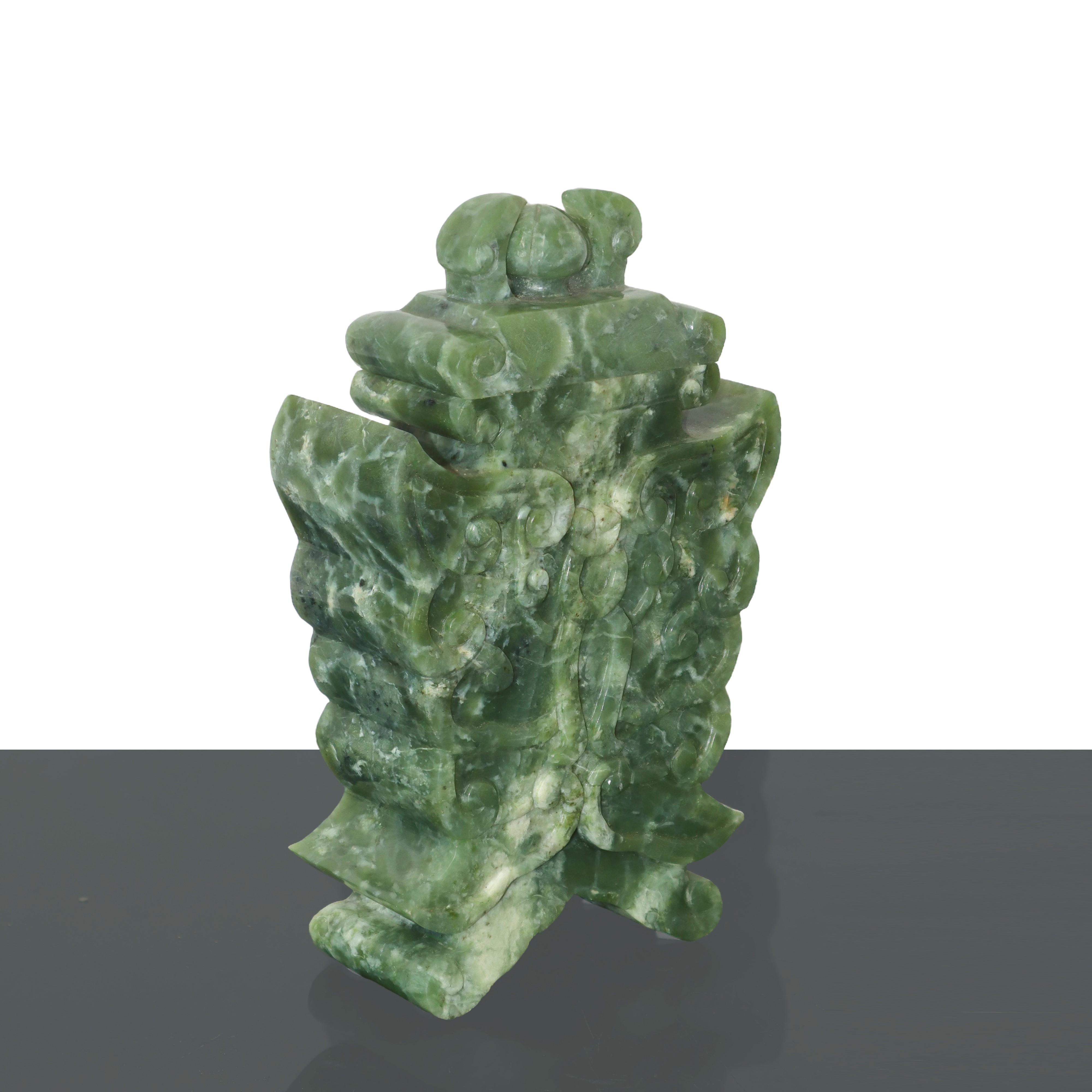 Vaso con Coperchio in Giada Nefrite