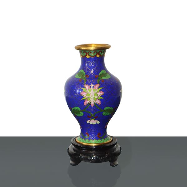Cloisonné vase with flower decorations