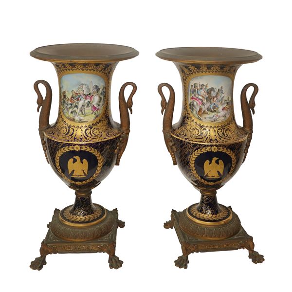 Coppia di vasi in porcellana blu con decori dorati e collo decorato con cartigli raffiguranti Napoleone  [..]