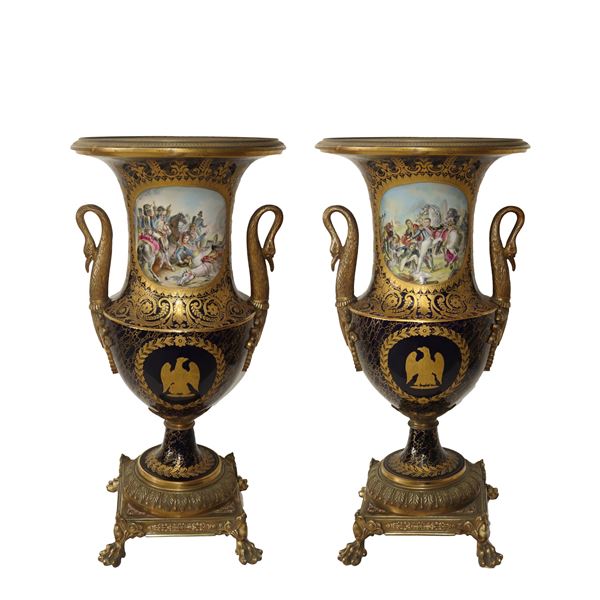 Coppia di vasi in porcellana blu con decori dorati e collo decorato con cartigli raffiguranti Napoleone  [..]