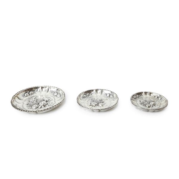 Tris di piattini in silver con decorazioni di frutti a sbalzo in argento