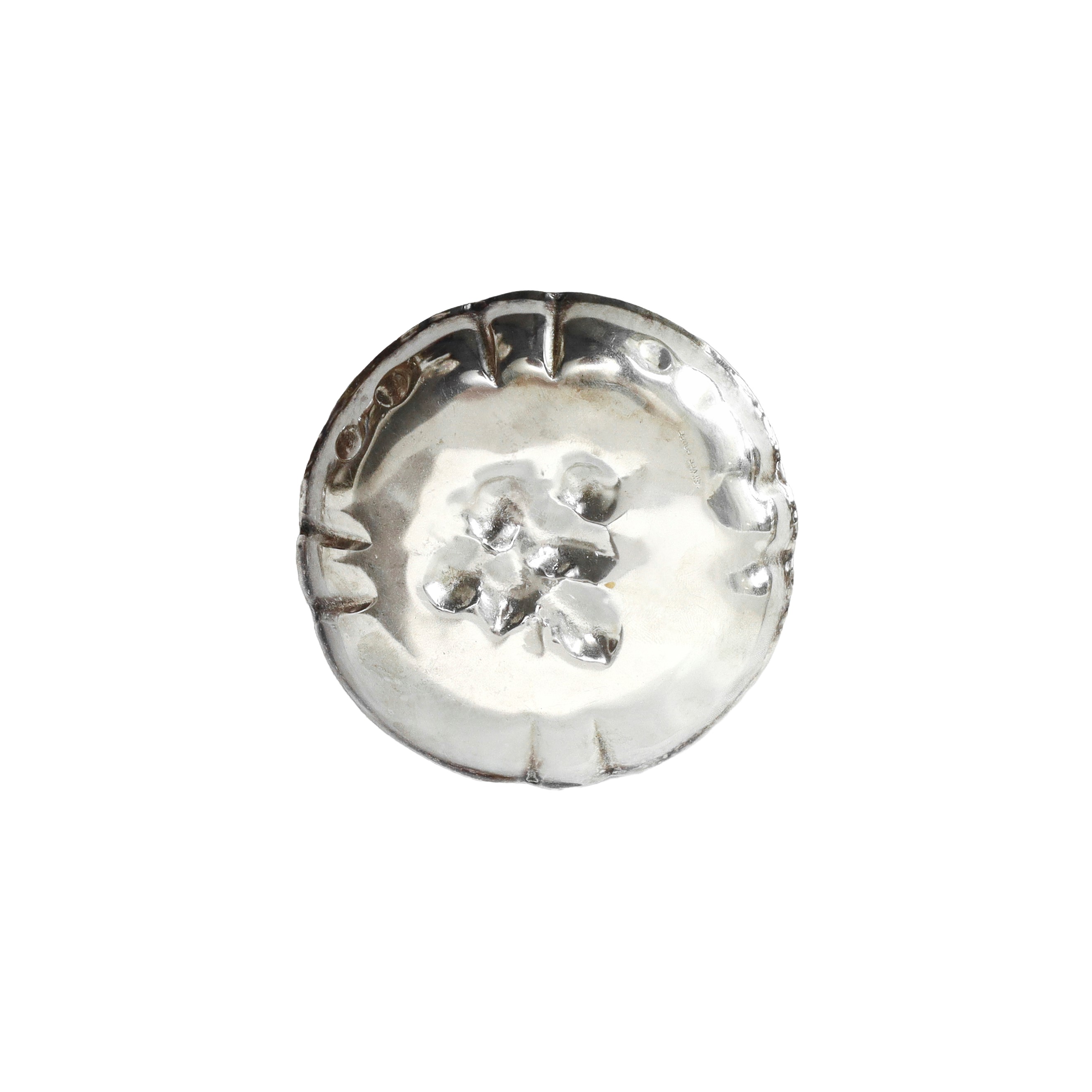Tris di piattini in silver con decorazioni di frutti a sbalzo in argento, diametri 9,6 - 11,3 - 1...